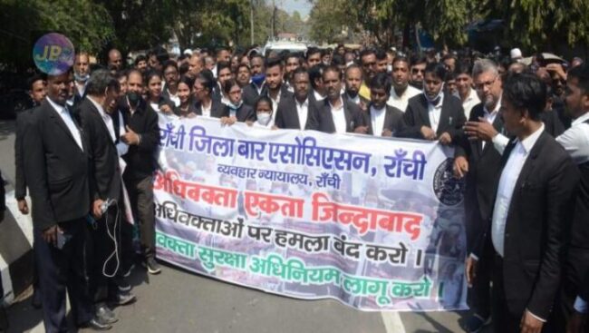 अधिवक्ताओं पर आये दिन हमले के बाद फूटा गुस्सा, 'एडवोकेट प्रोटेक्शन एक्ट' लागू करने कि लिए निकला मार्च- 3 advocate 1