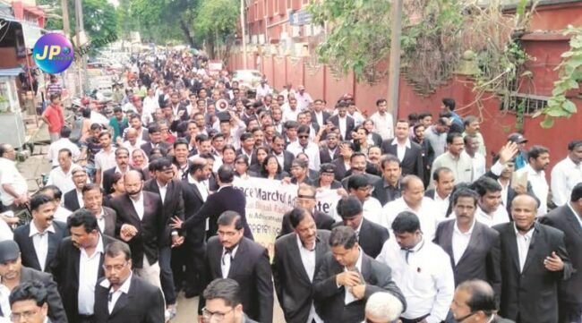 BCI ने हड़ताल के दौरान जजों के पुतले जलाने और पुलिस के साथ धक्का मुक्की करने वाले 29 वकीलों को किया निलंबित 10 odisha lawyers