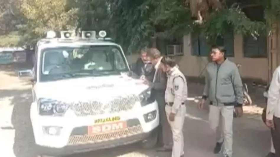 आदेश कोर्ट का, कुर्क हो गई SDM की गाड़ी, किसान को मिलेगा मुआवजा 4 sdm vehicle