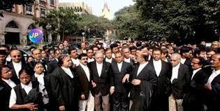 सब इंस्पेक्टर द्वारा कथित रूप से वकील के साथ मारपीट किए जाने के बाद वकीलों ने अदालत में काम बंद किया 6 lw