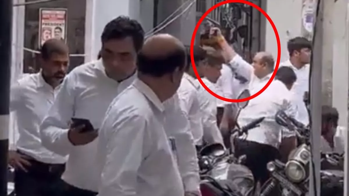 तीस हजारी कोर्ट में पदाधिकारियों सहित वकीलों के दो अलग-अलग समूहों के बीच फायरिंग, पुलिस ने की कार्यवाही 1 05 07 2023 delhi court firing 254400053