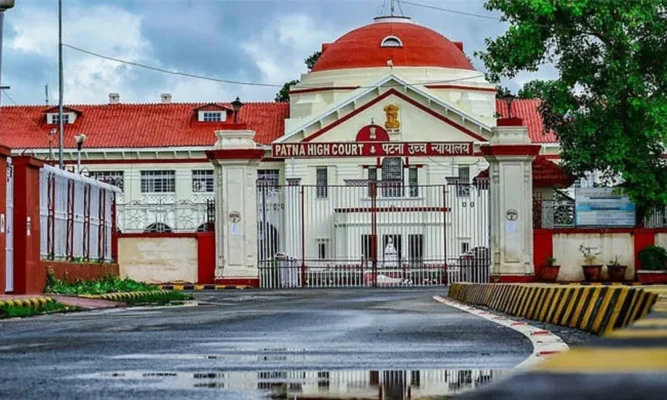 पटना HC ने समाचार रिपोर्टों के वीडियो से अवगत हो, बिहार पुलिस द्वारा दुर्घटना पीड़ित के शव को नहर में फेंकने पर कार्रवाई की 3 patna high court