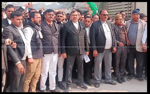 दिनदहाड़े अधिवक्ता की हत्या, कचहरी में आक्रोश:50 लाख मुआवजा और दोषियों के घर पर बुलडोजर चलाने की मांग, वकीलों ने दी आंदोलन की चेतावनी 1 दिनदहाड़े अधिवक्ता की हत्या, कचहरी में आक्रोश:50 लाख मुआवजा और दोषियों के घर पर बुलडोजर चलाने की मांग, वकीलों ने दी आंदोलन की चेतावनी