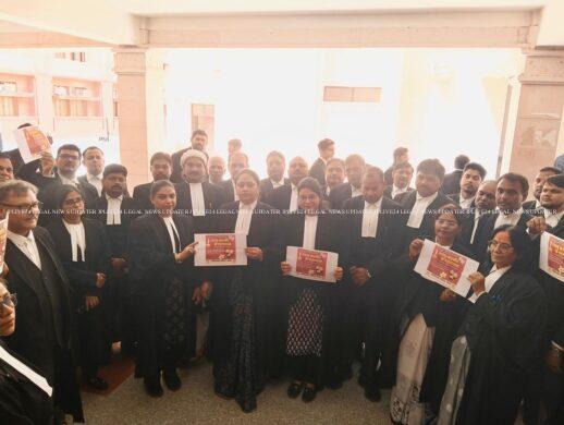 पहलगाम में हुए नृशंस आतंकी हमले में निर्दोष हिन्दू पर्यटकों की जघन्य हत्या के विरोध में अधिवक्ता परिषद अवध द्वारा उच्च न्यायालय लखनऊ परिसर में एक श्रद्धांजलि सभा 1 पहलगाम में हुए नृशंस आतंकी हमले में निर्दोष हिन्दू पर्यटकों की जघन्य हत्या के विरोध में अधिवक्ता परिषद अवध द्वारा उच्च न्यायालय लखनऊ परिसर में एक श्रद्धांजलि सभा