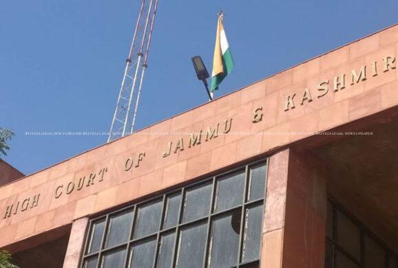 CRPF जवान की पाकिस्तानी पत्नी को जम्मू-कश्मीर हाईकोर्ट से मिली राहत, निर्वासन के बाद लौटी भारत 1 CRPF जवान की पाकिस्तानी पत्नी को जम्मू-कश्मीर हाईकोर्ट से मिली राहत, निर्वासन के बाद लौटी भारत