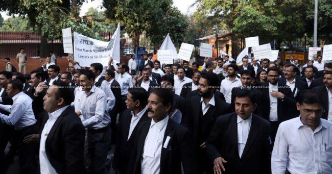 दिल्ली बार एसोसिएशनों का बड़ा ऐलान: 22-23 अगस्त को हड़ताल, एलजी के आदेश के खिलाफ विरोध 1 LawyersProtest